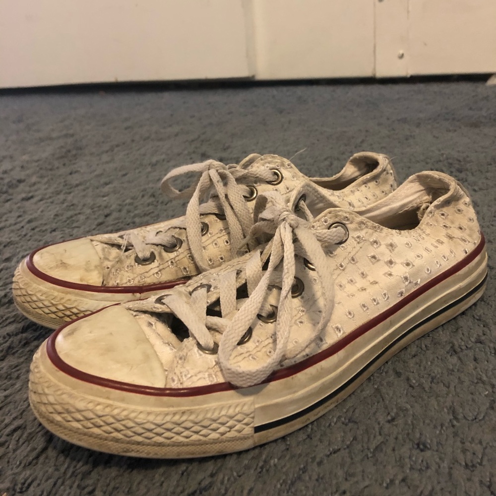 White lace converse low tops